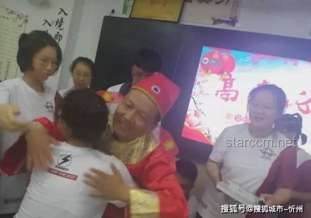 老师穿状元服与考生击掌送祝福：考前激励的温馨记忆